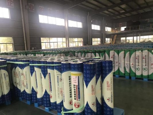 屋根や鉄道トンネルの建設用 防水膜にクロスレイヤフィルムを貼る