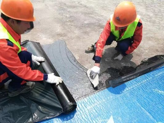 屋根や鉄道トンネルの建設用 防水膜にクロスレイヤフィルムを貼る